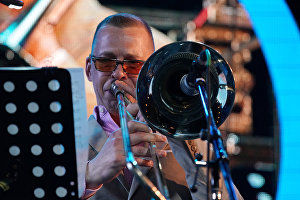 Музыкант американского коллектива New York All Stars Дэвид Гибсон выступает на 16-м международном музыкальном фестивале Koktebel Jazz Party