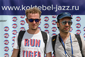 Музыканты группы Authentic Light Orchestra Андрей Красильников (слева) и Валерий Толстов на пресс-конференции участников фестиваля Koktebel Jazz Party.
