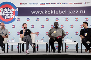Музыканты квартета JESSE DAVIS QUARTET Пол Кирби, Мартин Ценкер, Джесси Дэвис и Минчан Ким (слева направо) на пресс-конференции участников фестиваля Koktebel Jazz Party.