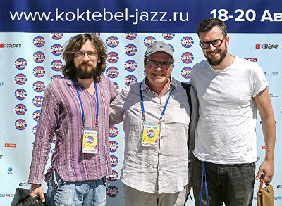 Музыканты Макар Новиков, Игорь Бриль и Александр Зингер (слева направо) на пресс-конференции участников коллектива Bril Family в рамках фестиваля Koktebel Jazz Party 2017.