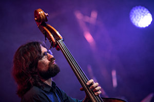 Музыкант Макар Новиков во время выступления коллектива Brill Family на фестивале Koktebel Jazz Party 2017.