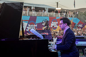 Участник коллектива Double Bass Project Алексей Иванников выступает на фестивале Koktebel Jazz Party 2017