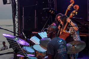 Участники коллектива Double Bass Project Грегори Хатчинсон, Дарья Соколова и Макар Новиков (слева направо) во время выступления на фестивале Koktebel Jazz Party 2017